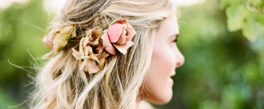 Bride_Hairstyle_Ideas_1 side aligned flowers